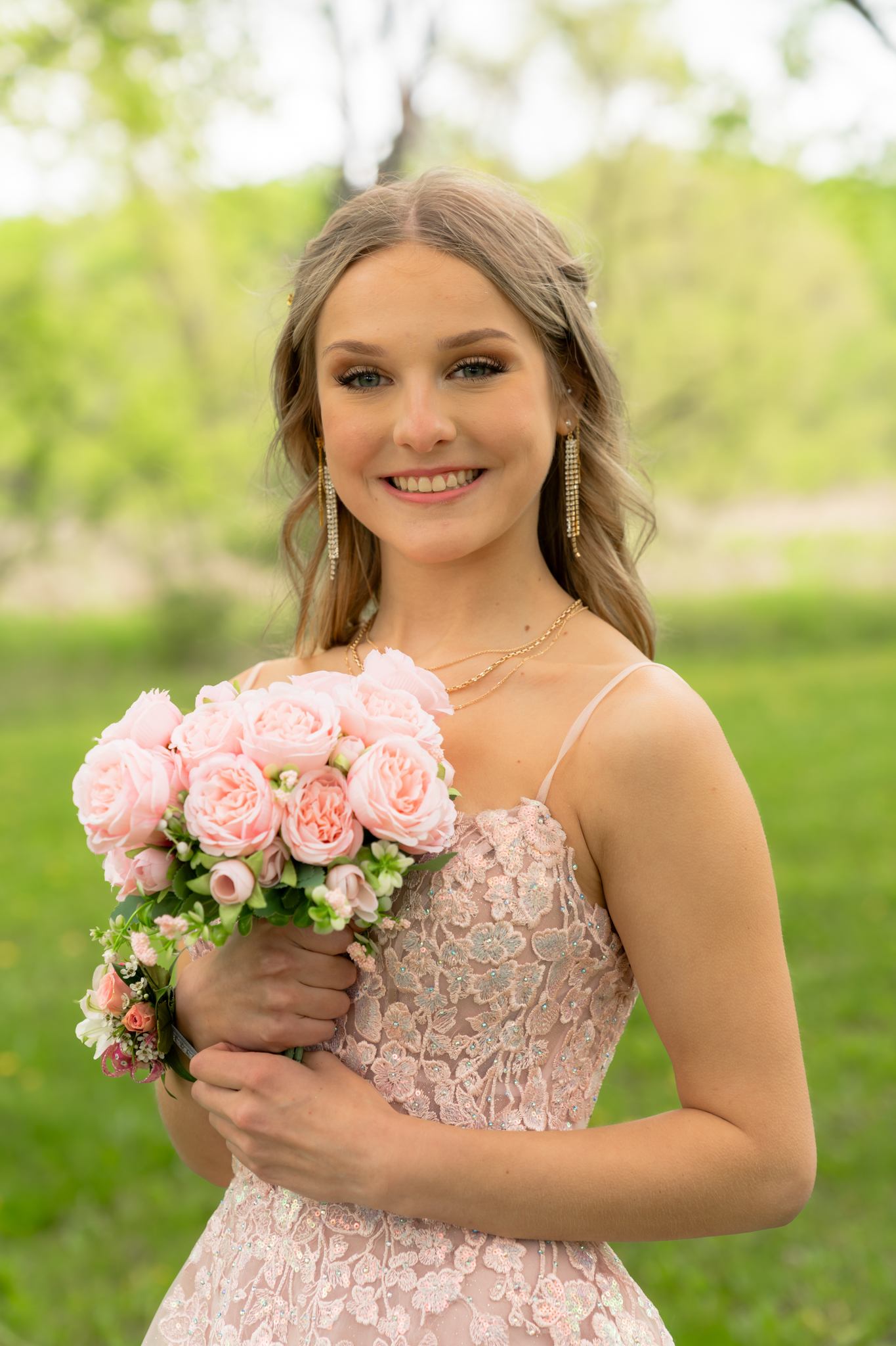Girl posing with her bouquet during prom photo session in Wisconsin