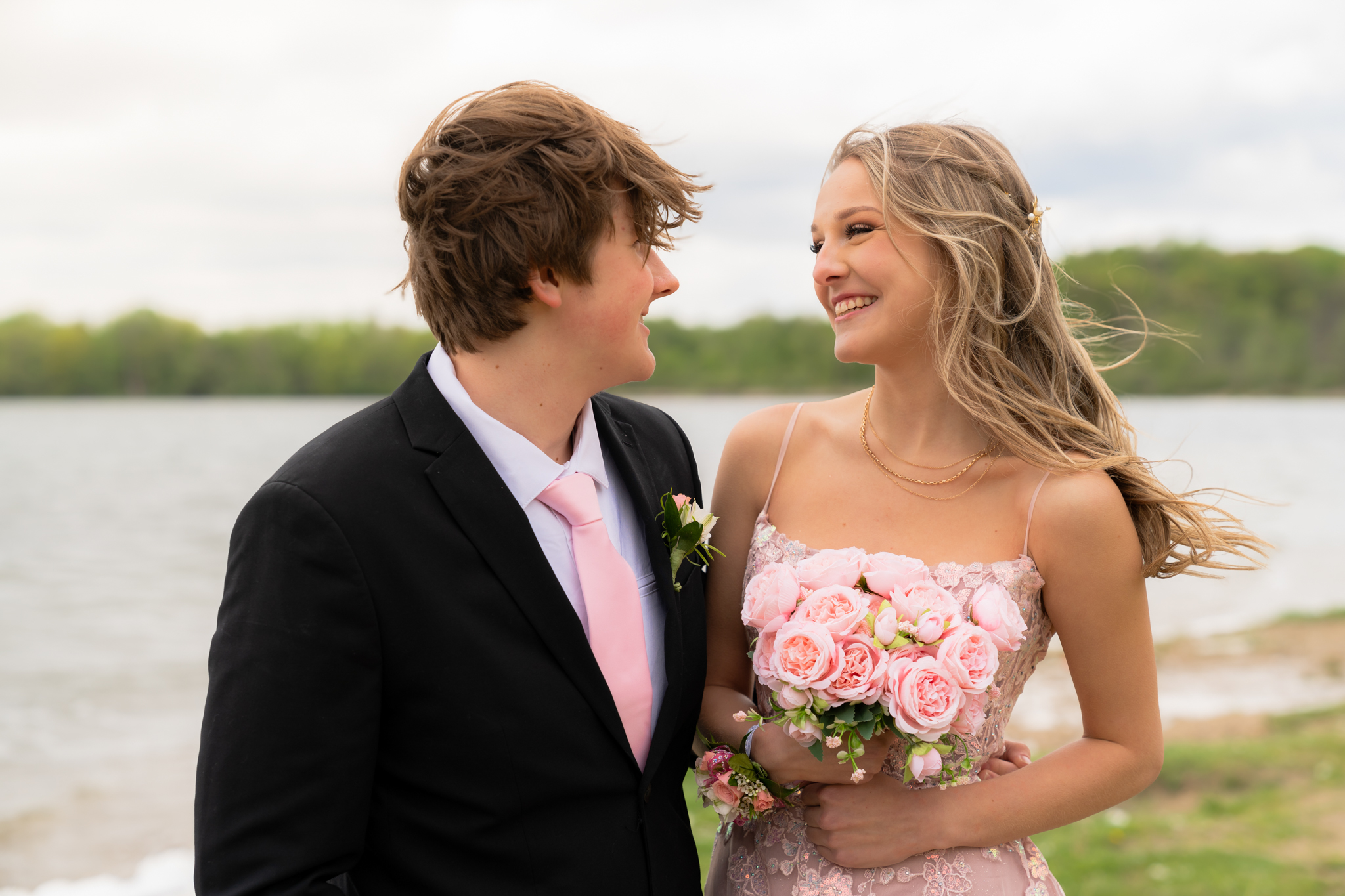 Couple posing by Pike Lake during prom photo session
